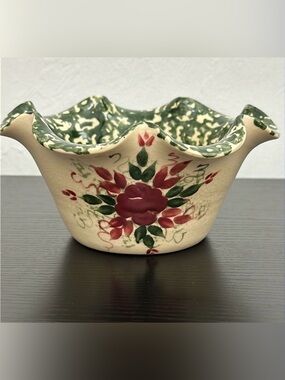 East Texas Pottery Sponge Ware Stoneware Green & Beige Scalloped Bowl